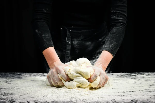 Kvinnliga Händer Gör Deg För Bröd Med Mjöl Stänk Matlagningsbakgrund — Stockfoto