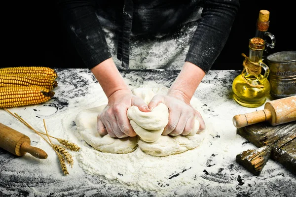 Женские Руки Делают Тесто Хлеба Брызгами Муки Кулинарный Фон — стоковое фото