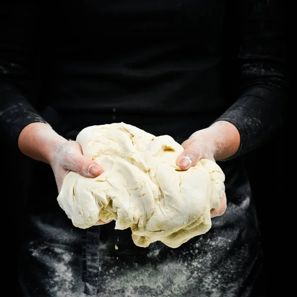 Pasta Fresca Farina Grano Mani Uno Sfondo Scuro Sfondo Cucina — Foto Stock
