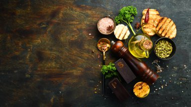 Yemek afişi. Baharat ve sebzelerle dolu bir arka plan. Üst Manzara. Metnin için boş yer.