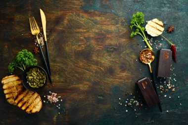 Sofrada baharat ve mutfak gereçleri var. Metin için boş alan. Üst görünüm.