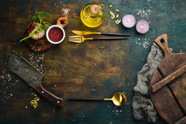 Sofrada baharat ve mutfak gereçleri var. Metin için boş alan. Üst görünüm.