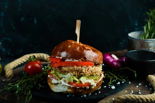 美味的自制汉堡包 奶酪和蔬菜放在一张古老的木制桌子上 快餐概念 — 图库照片