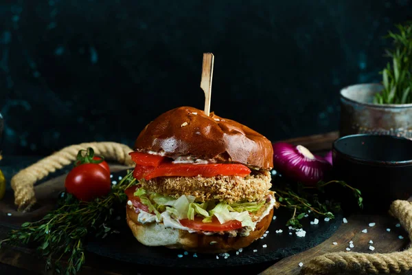 Deliciosas Hamburguesas Caseras Carne Res Queso Verduras Una Vieja Mesa — Foto de Stock