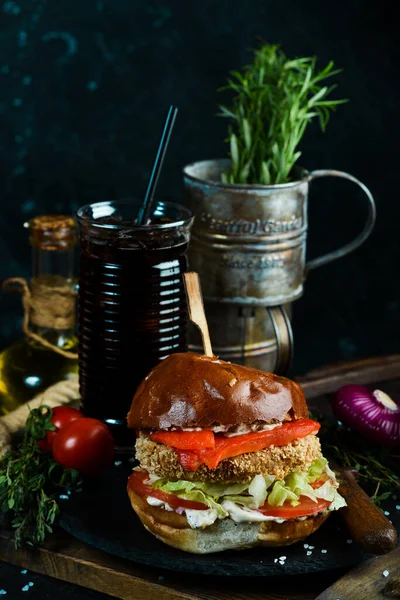 식탁에는 집에서 맛있는 쇠고기 야채로 햄버거가 패스트푸드의 — 스톡 사진