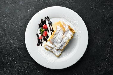 Tatlı. Elmalı turta, böğürtlenli ve çikolatalı. Üst görünüm.