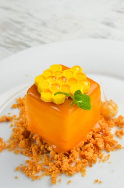 Tatlı. Bir tabakta bal peteği şeklinde çikolatalı kek. Üst görünüm.