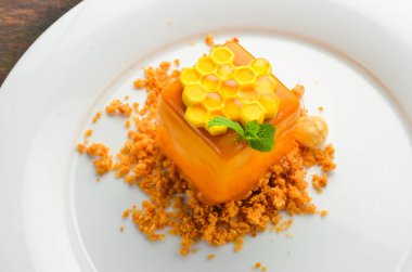 Tatlı. Bir tabakta bal peteği şeklinde çikolatalı kek. Üst görünüm.