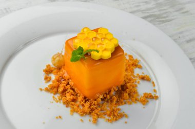 Tatlı. Bir tabakta bal peteği şeklinde çikolatalı kek. Üst görünüm.