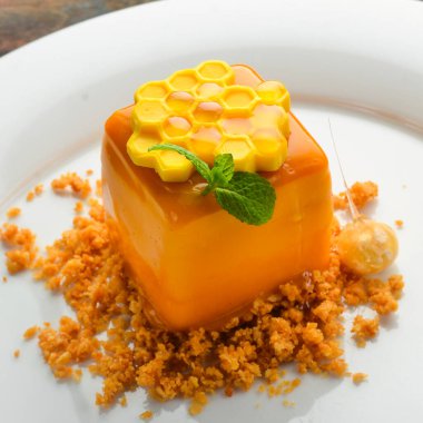 Tatlı. Bir tabakta bal peteği şeklinde çikolatalı kek. Üst görünüm.