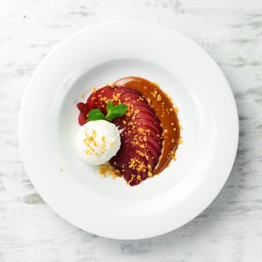 Tatlı. Tabağında dondurma olan karamelize armut. Üst görünüm.