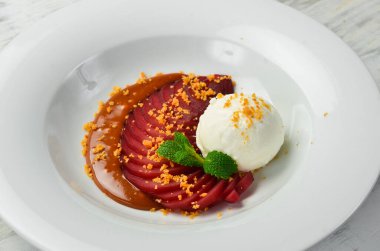 Tatlı. Tabağında dondurma olan karamelize armut. Üst görünüm.