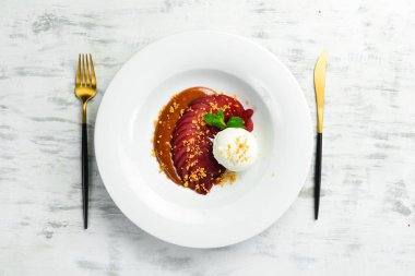 Tatlı. Tabağında dondurma olan karamelize armut. Üst görünüm.