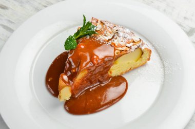 Tatlı. Tabakta karamel soslu bisküvi elmalı turta. Üst görünüm.