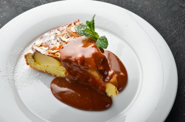 Tatlı. Tabakta karamel soslu bisküvi elmalı turta. Üst görünüm.