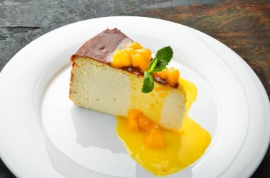 Tatlı. Tabakta meyve soslu cheesecake. Üst görünüm.