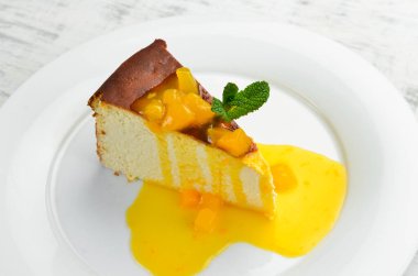 Tatlı. Tabakta meyve soslu cheesecake. Üst görünüm.