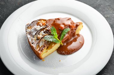 Tatlı. Tabakta karamel soslu bisküvi elmalı turta. Üst görünüm.