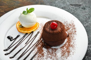 Tatlı. Geleneksel çikolatalı, dondurmalı ve çikolatalı. Üst görünüm.