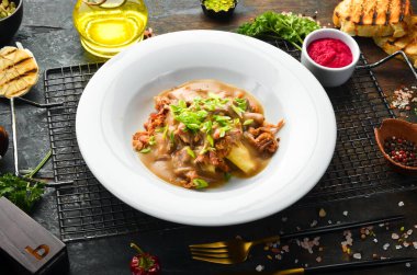 Dana soslu patates püresi ve tabakta et. Üst görünüm.