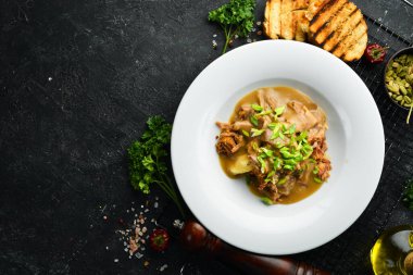 Dana soslu patates püresi ve tabakta et. Üst görünüm.