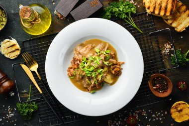 Dana soslu patates püresi ve tabakta et. Üst görünüm.