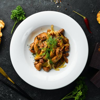 Ukrayna geleneksel mutfağı. Bir tabakta kızarmış patates, mantar, soğan ve sarımsak. Üst görünüm.