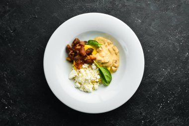 Mantarlı muz, pastırma ve tabakta brynza peyniri. Macar geleneksel mutfağı. Üst görünüm.