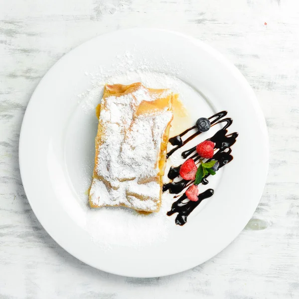 Tatlı. Elmalı turta, böğürtlenli ve çikolatalı. Üst görünüm.