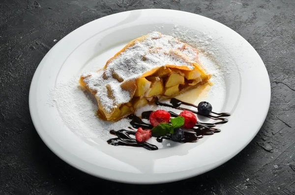 Tatlı. Elmalı turta, böğürtlenli ve çikolatalı. Üst görünüm.