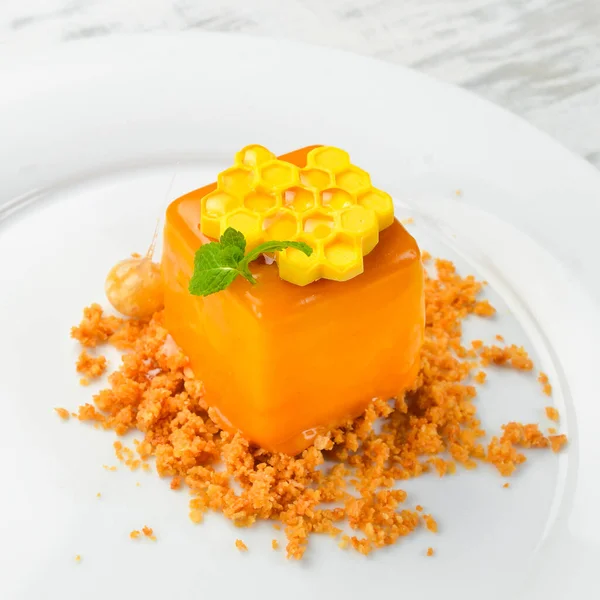 Tatlı. Bir tabakta bal peteği şeklinde çikolatalı kek. Üst görünüm.