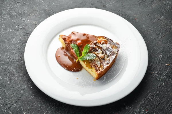 Tatlı. Tabakta karamel soslu bisküvi elmalı turta. Üst görünüm.