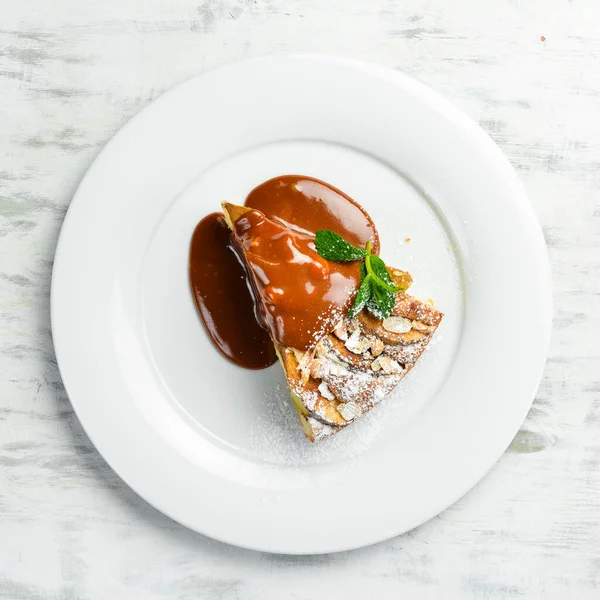 Tatlı. Tabakta karamel soslu bisküvi elmalı turta. Üst görünüm.