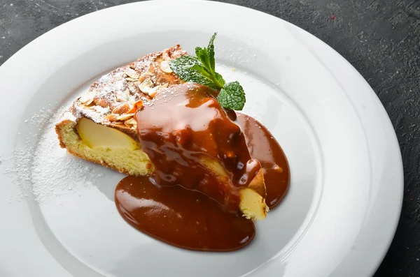 Tatlı. Tabakta karamel soslu bisküvi elmalı turta. Üst görünüm.