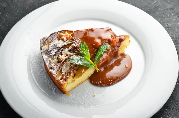 Tatlı. Tabakta karamel soslu bisküvi elmalı turta. Üst görünüm.