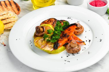 Çeşitli ızgara sebzeler: mantar, biber, kırmızı biber, kabak ve patlıcan. Üst görünüm.