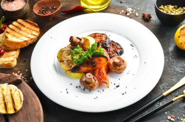 Çeşitli ızgara sebzeler: mantar, biber, kırmızı biber, kabak ve patlıcan. Üst görünüm.