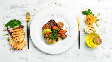 Çeşitli ızgara sebzeler: mantar, biber, kırmızı biber, kabak ve patlıcan. Üst görünüm.