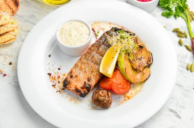 Fırında somon fileto ve ızgara sebze. Üst görünüm.