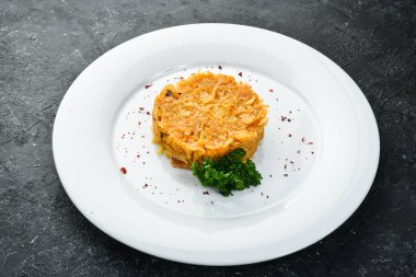 Tabakta soğan olan haşlanmış lahana. Üst görünüm.