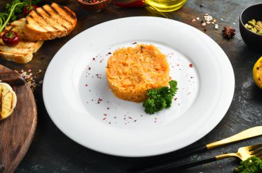 Tabakta soğan olan haşlanmış lahana. Üst görünüm.