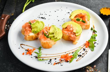 Kahvaltıda. Beyaz ekmeğin üstünde somon ve avokado sandviçi. Sağlıklı yiyecekler. Üst görünüm.