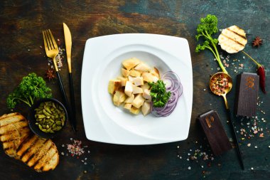 Soğan ve sirke ile marine edilmiş mantarlar, bir tabakta. Restoran menüsü. Üst görünüm.