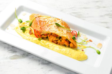 Somon, ıspanak ve sebzeli hamur rulosu. Restoran menüsü. Üst görünüm.