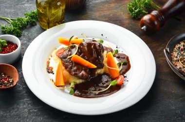 Dana soslu patates püresi ve bir parça et, haşlanmış havuç. Restoran menüsü. Üst görünüm.