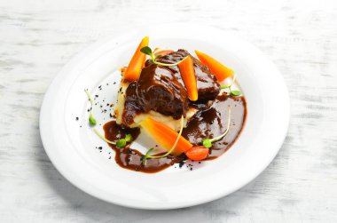 Dana soslu patates püresi ve bir parça et, haşlanmış havuç. Restoran menüsü. Üst görünüm.