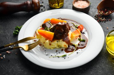 Dana soslu patates püresi ve bir parça et, haşlanmış havuç. Restoran menüsü. Üst görünüm.