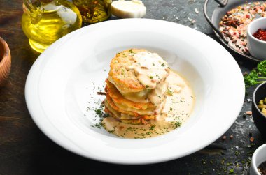 Mantar soslu patatesli gözleme. Beyaz bir tabakta. Restoran menüsü. Üst görünüm.