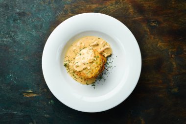 Mantar soslu patatesli gözleme. Beyaz bir tabakta. Restoran menüsü. Üst görünüm.