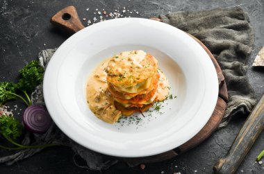 Mantar soslu patatesli gözleme. Beyaz bir tabakta. Restoran menüsü. Üst görünüm.